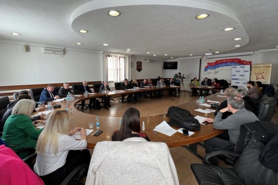 Чланови Савјета националних мањина БиХ учествовали у Прњавору на Округлом столу „Језик националних мањина и медији“
